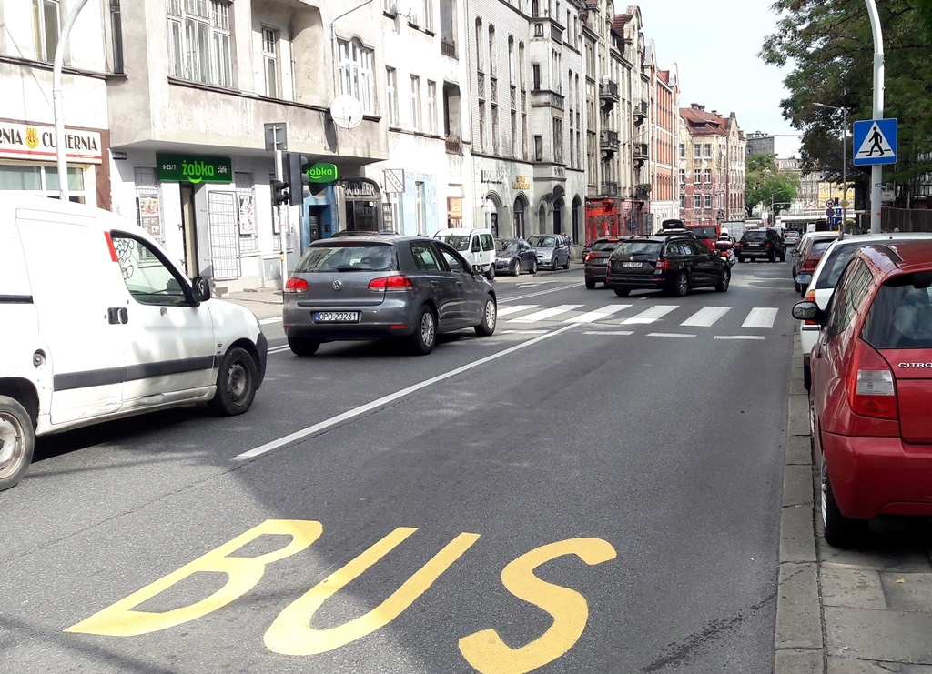 Urzędnicy pytają w ankiecie czy buspas na Mikołowskiej się sprawdził