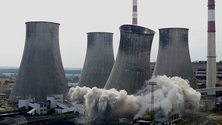 Znikają wielkie chłodnie kominowe w Elektrowni Łagisza [WIDEO]