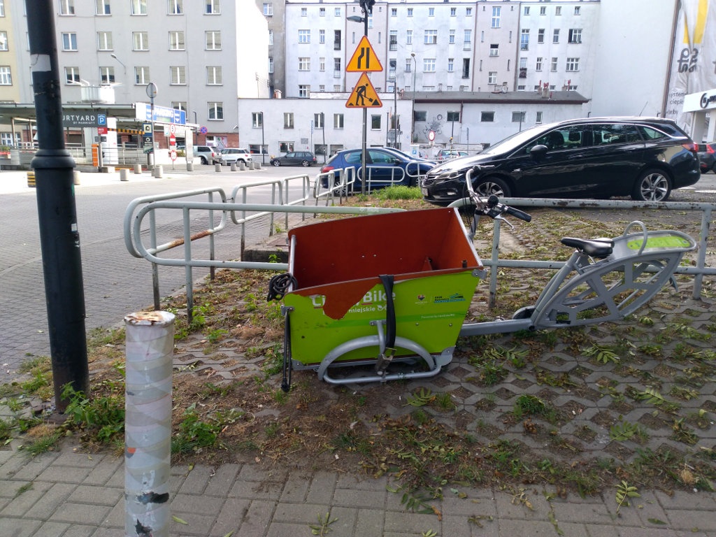 Przez tydzień Nextbike nie ściągnął porzuconego roweru, mimo że o nim wiedział. Została z niego tylko rama