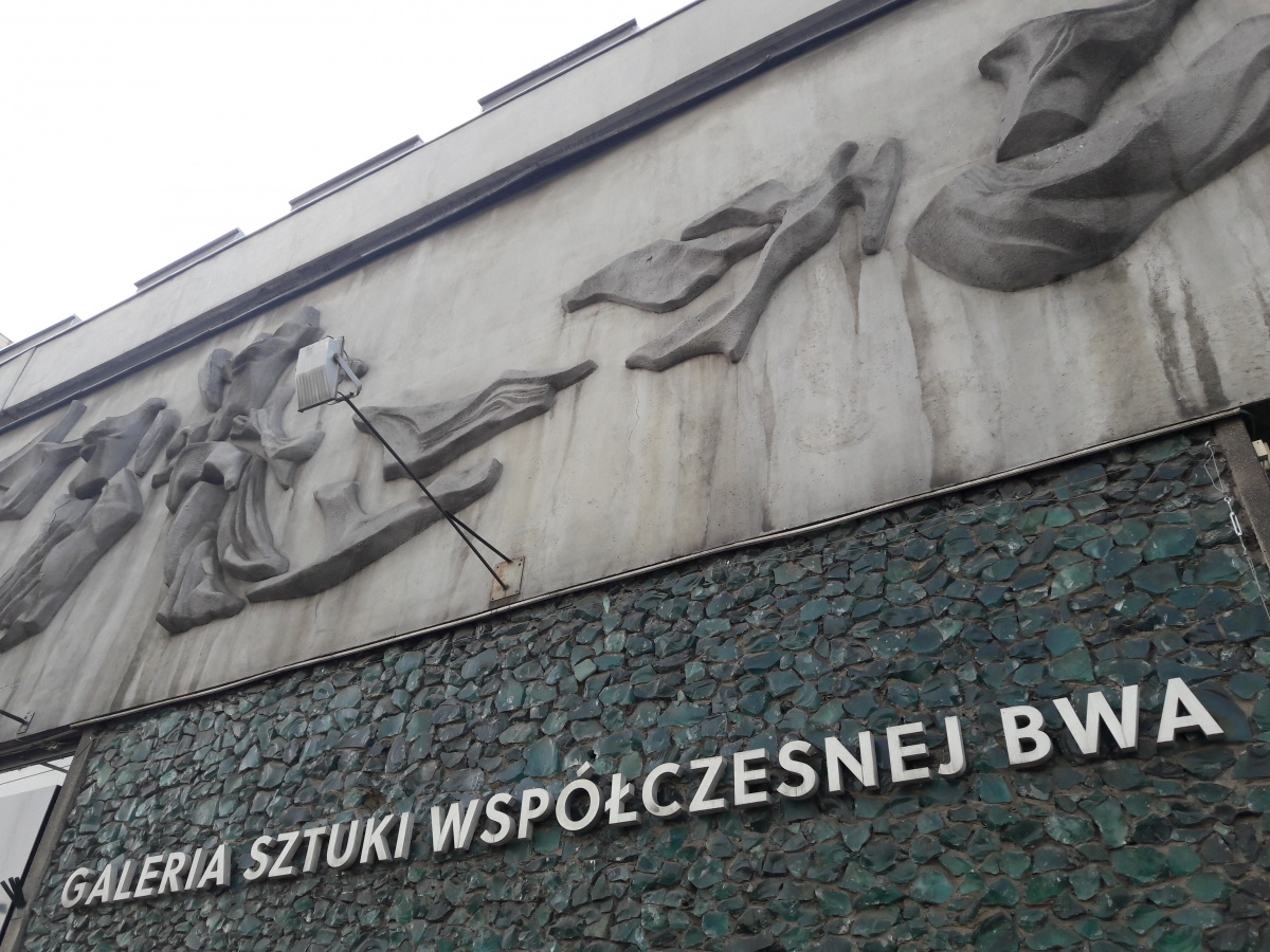 Płaskorzeźby na BWA się sypią. Na razie nie ma chętnych na remont