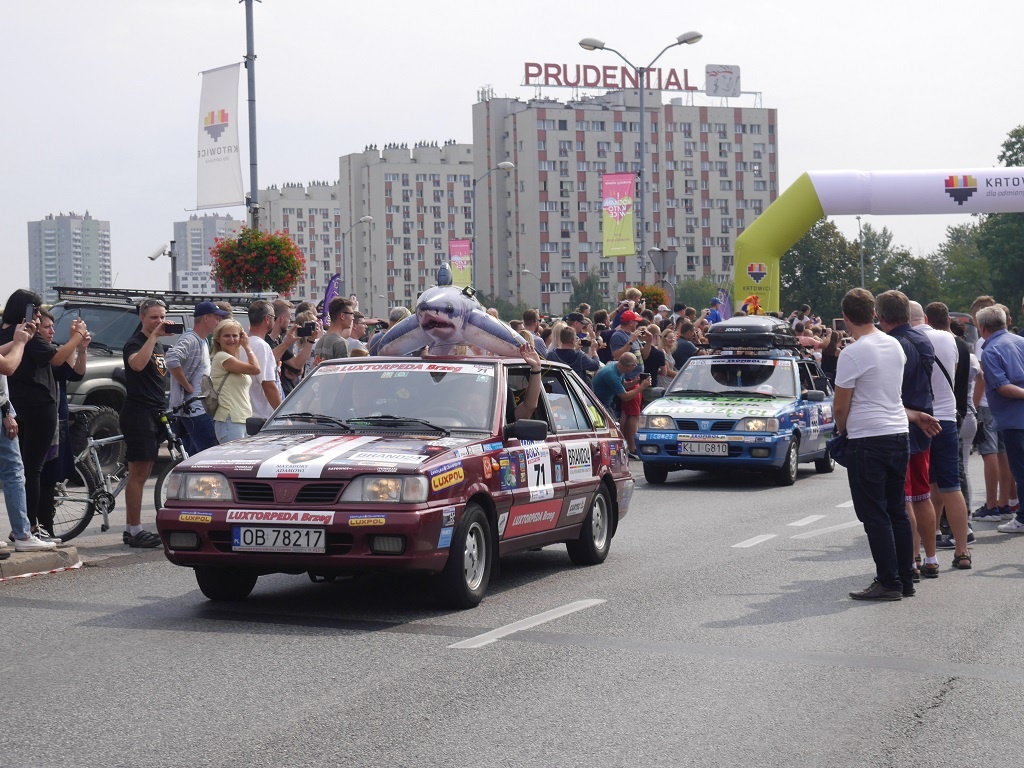 Z Katowic do Grecji polonezami, maluchami, żukami i nyskami. Ruszył kolejny Złombol