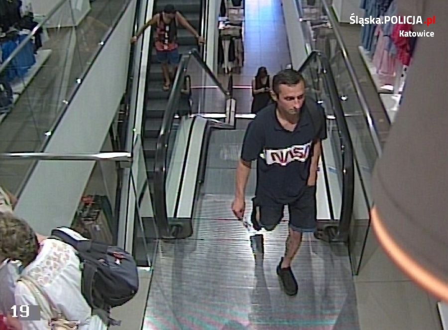Policja szuka złodzieja, który kradł ubrania ze sklepu H&M