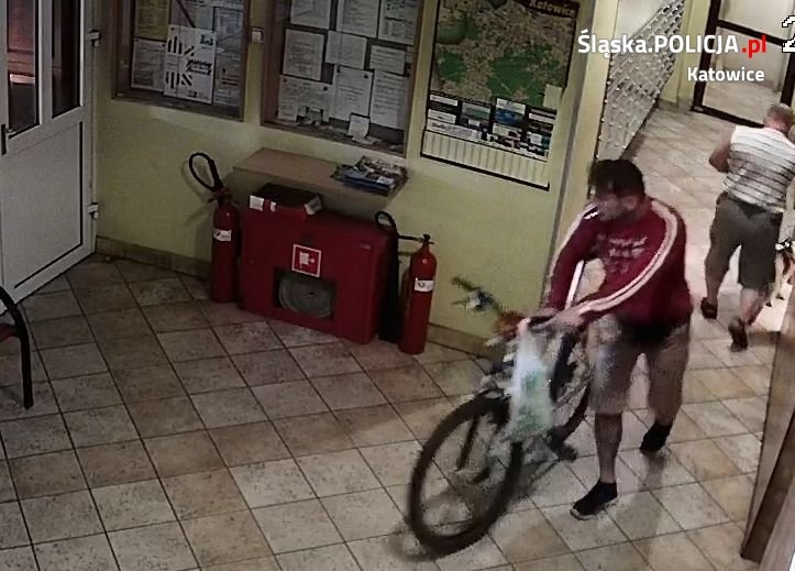 Ukradł rower z klatki schodowej. Policja prosi o pomoc [WIDEO]