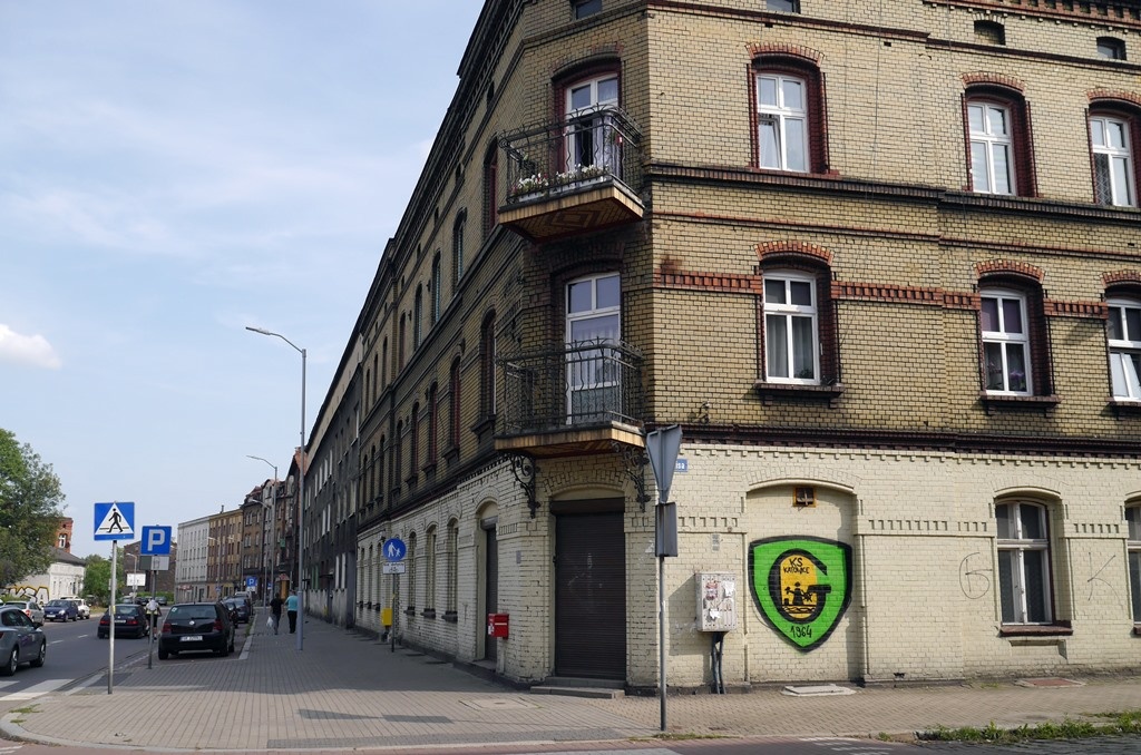 Kibole GKS Katowice zastraszyli pracowników KZGM i nie pozwolili im usunąć bazgrołów z kamienicy