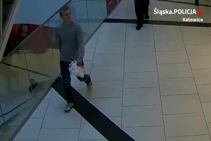 Ukradł kurierowi paczkę z biżuterią. Nagrał go monitoring [WIDEO]