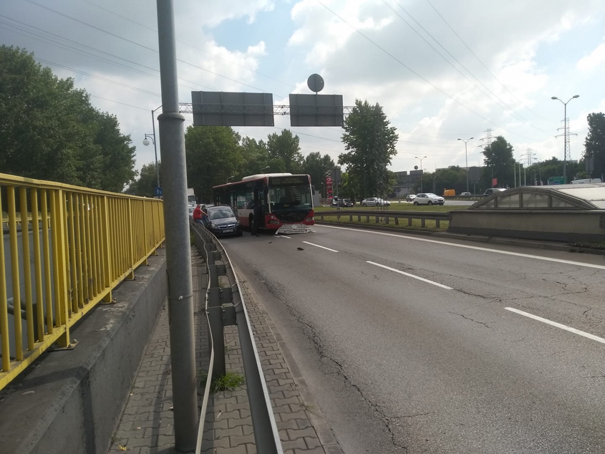 Samochód zderzył się z autobusem miejskim na al. Roździeńskiego