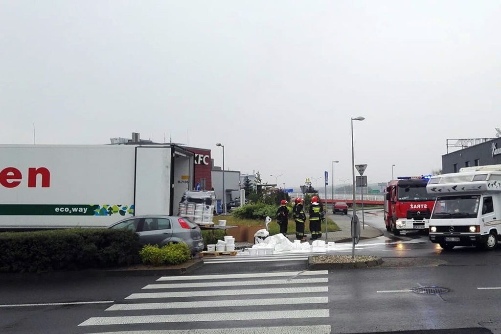 Farba wylana na wjeździe na autostradę A4