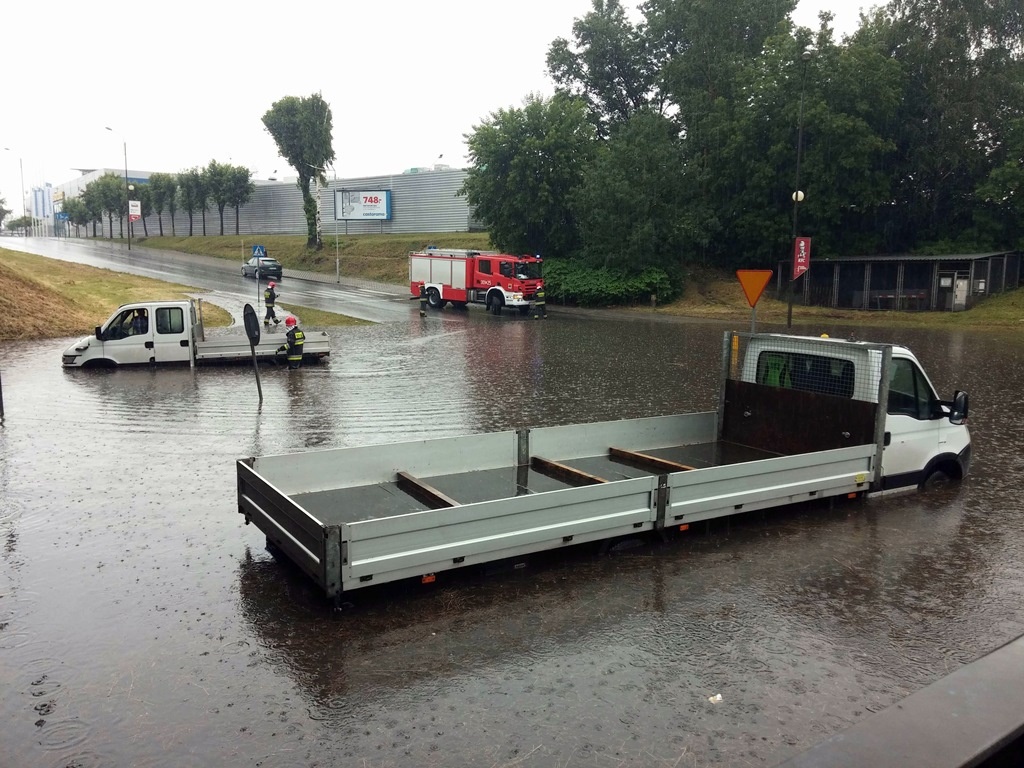 Ogromna kałuża obok Ikea. Utknęło w niej kilka samochodów