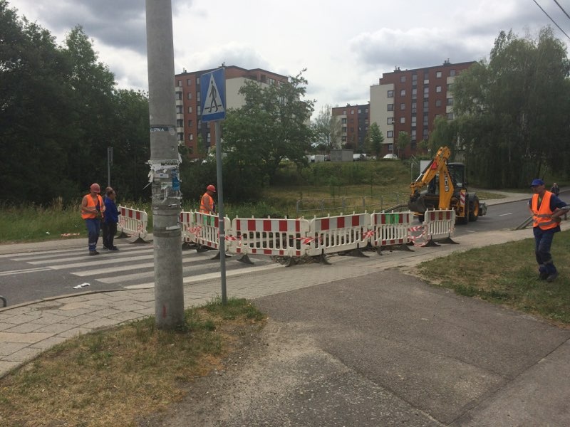 Wielka dziura na ul. Kijowskiej. Nikt nie przyznawał się do rury, z której wycieka woda
