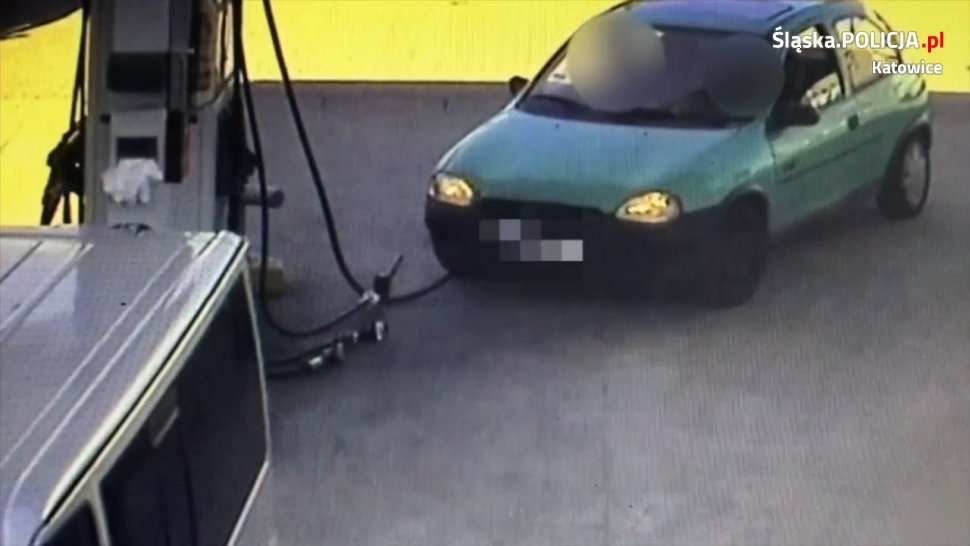 Pijany 23-latek uderzył w dystrybutor na stacji paliw i został zatrzymany [WIDEO]