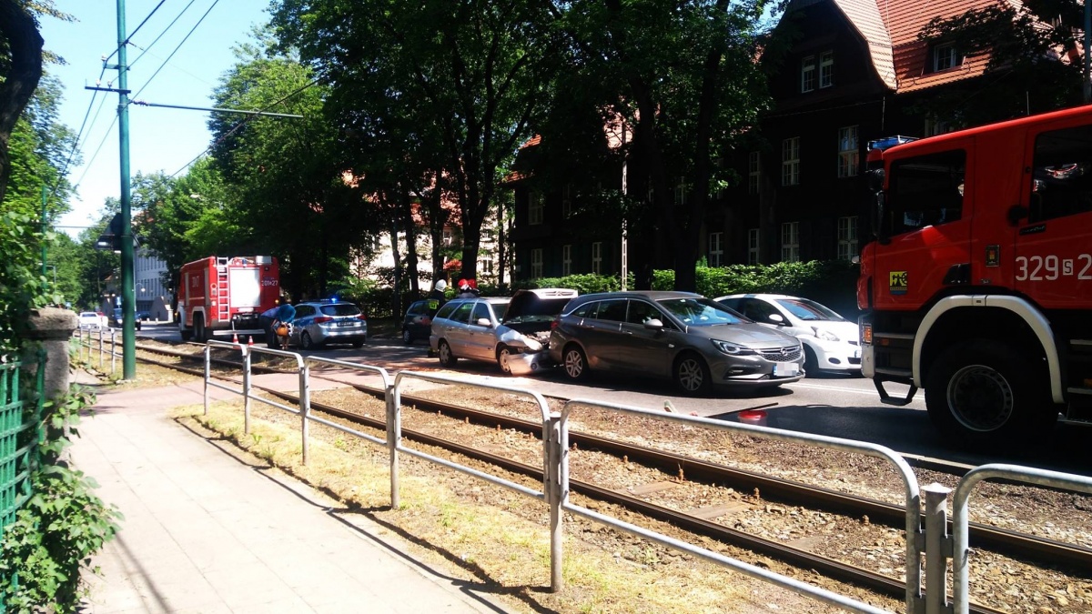 Zderzenie dwóch samochodów na al. Korfantego. Są utrudnienia