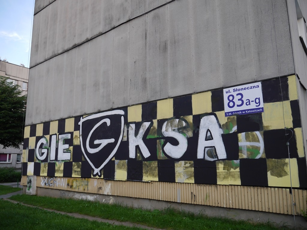 Kibole GKS-u Katowice niszczyli budynek i grozili strażniczkom miejskim
