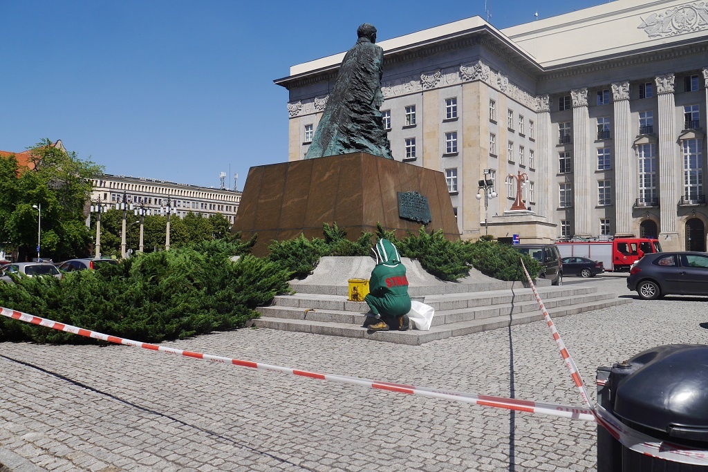 Strażacy usunęli gniazdo pszczół z pomnika Wojciecha Korfantego