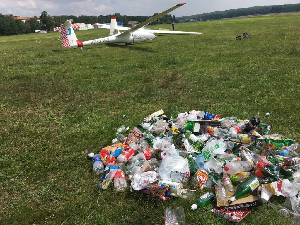 Studenci zaśmiecili lotnisko na Muchowcu. Butelki musieli sprzątać piloci