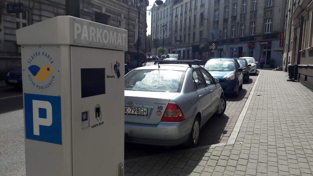 Za parkowanie w Katowicach będzie można płacić kartą. Zróbmy prawdziwą rewolucję, dorzućmy banknoty [KOMENTARZ]