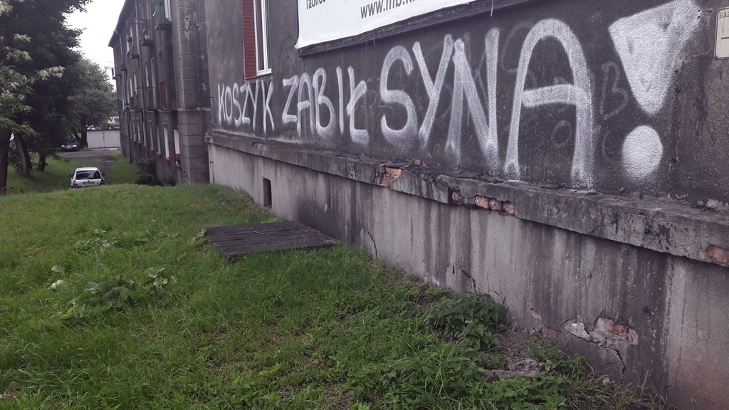 Kibole zamalowują ściany. Zniszczyli kilkanaście budynków
