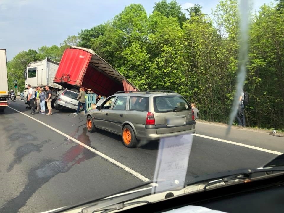 Śmiertelny wypadek na DK 86. Przewróciła się ciężarówka