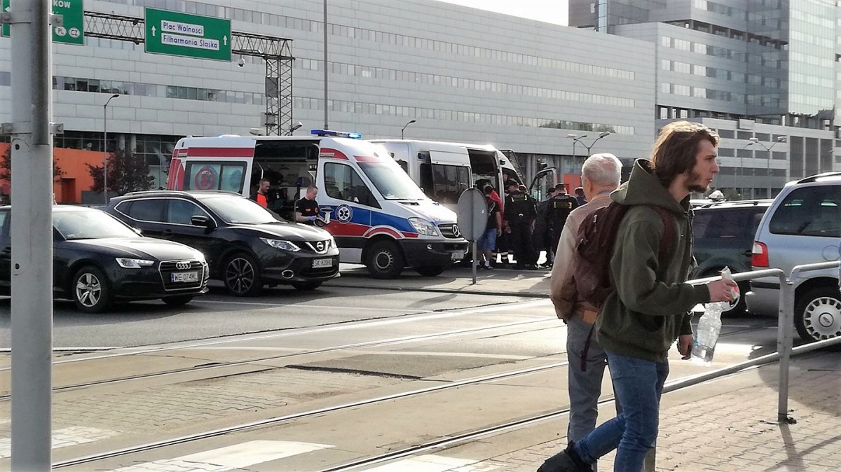Potrącenie pieszego w centrum Katowic. Młody mężczyzna trafił do szpitala