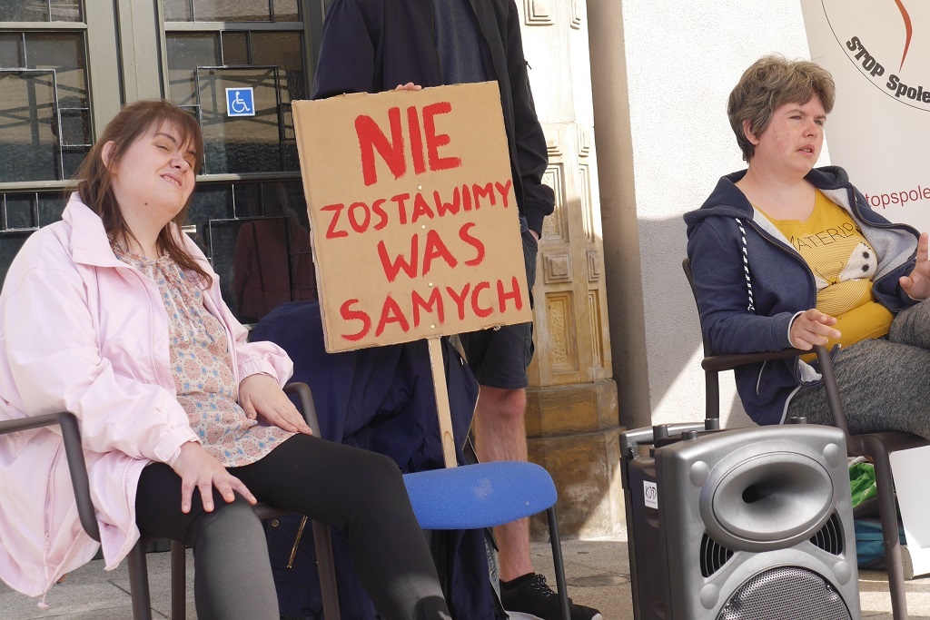 Rodzice dorosłych niepełnosprawnych dzieci potrzebują pomocy. Protest na katowickim Rynku