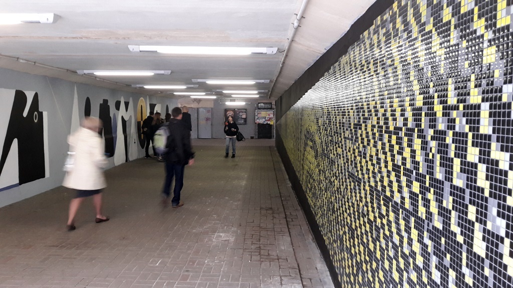 W przejściu podziemnym powstała mozaika z 41 tys. szklanych kostek