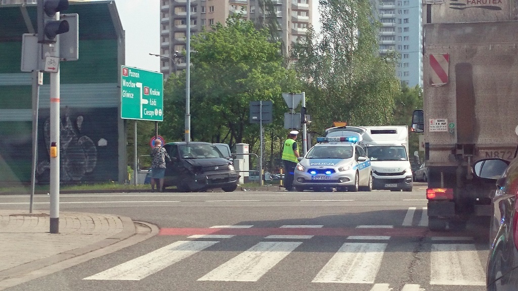 Stłuczka przy os. Gwiazdy. Nie działa sygnalizacja świetlna