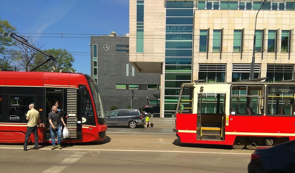 Tramwaj zderzył się z samochodem na ul. Warszawskiej