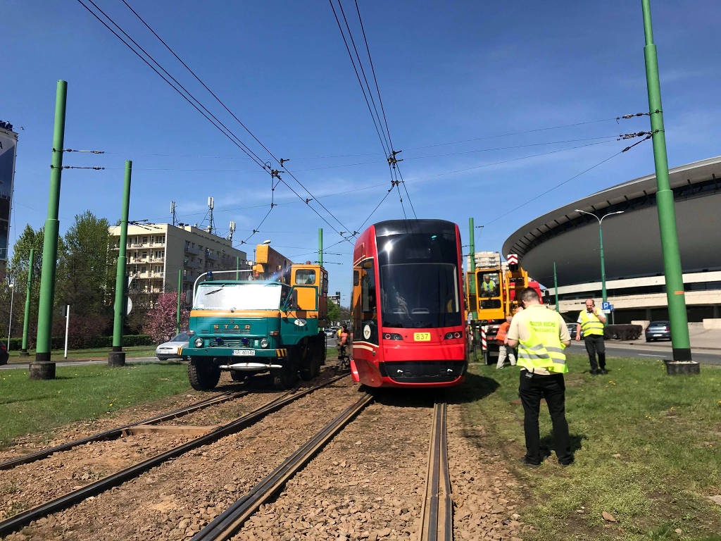 Na rondzie wykoleił się tramwaj