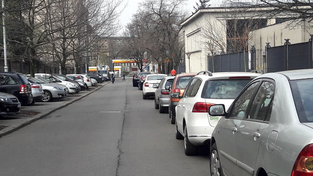 Kierowcy nielegalnie blokują część drogi w centrum Katowic