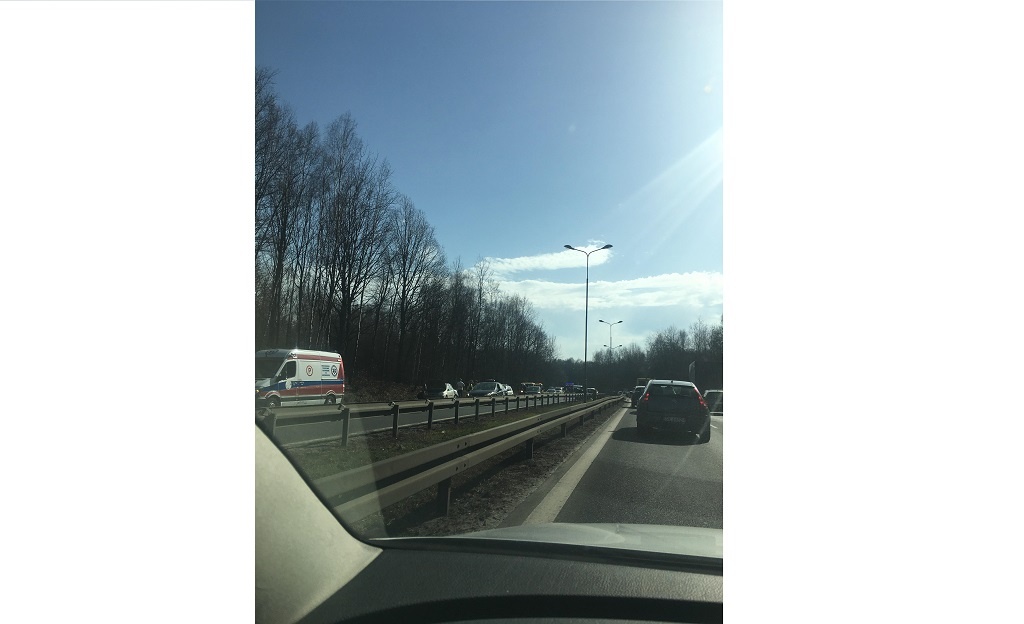 Długi korek na DK nr 86. Zderzyło się 7 samochodów