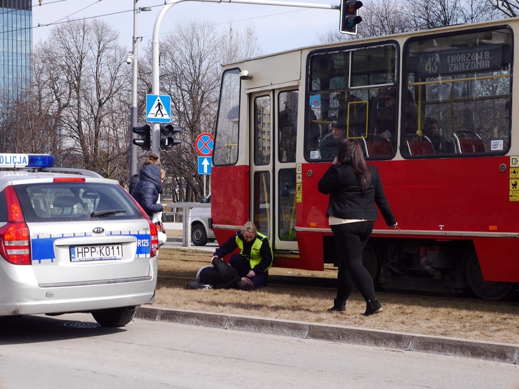 Pieszy potrącony przez tramwaj. Policja szuka świadków