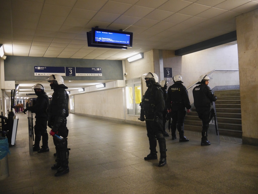 Dzisiaj kibice pojadą pociągami. Koleje Śląskie ostrzegają pasażerów