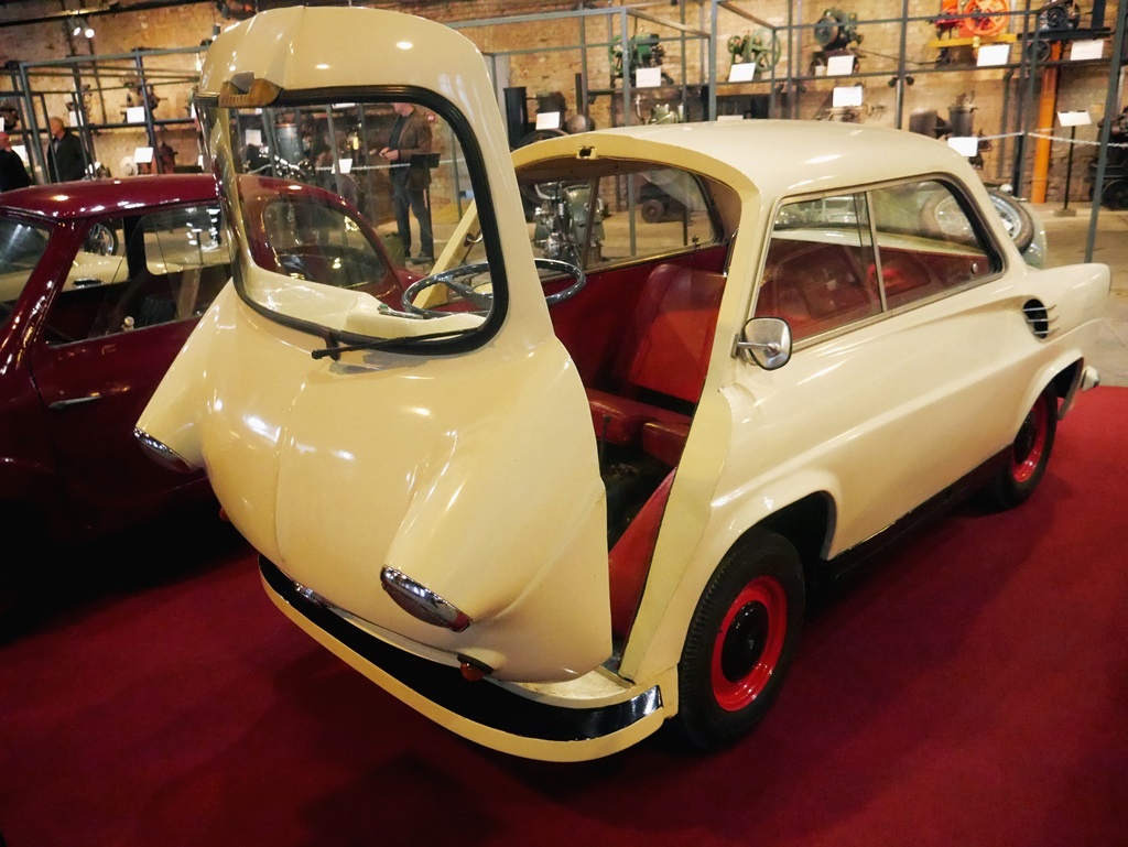 Polskie samochody i motocykle na wystawie o historii motoryzacji w Szopienicach [ZDJĘCIA]