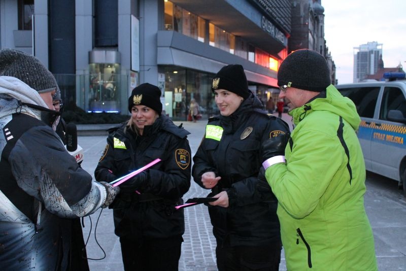 Policjanci i strażnicy spotkają się z pieszymi na placu Marii i Lecha Kaczyńskich