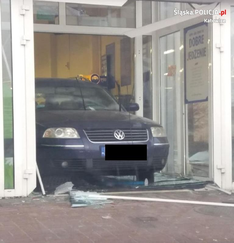 Policja znalazła samochód, którym uciekali sprawcy włamania do Tesco