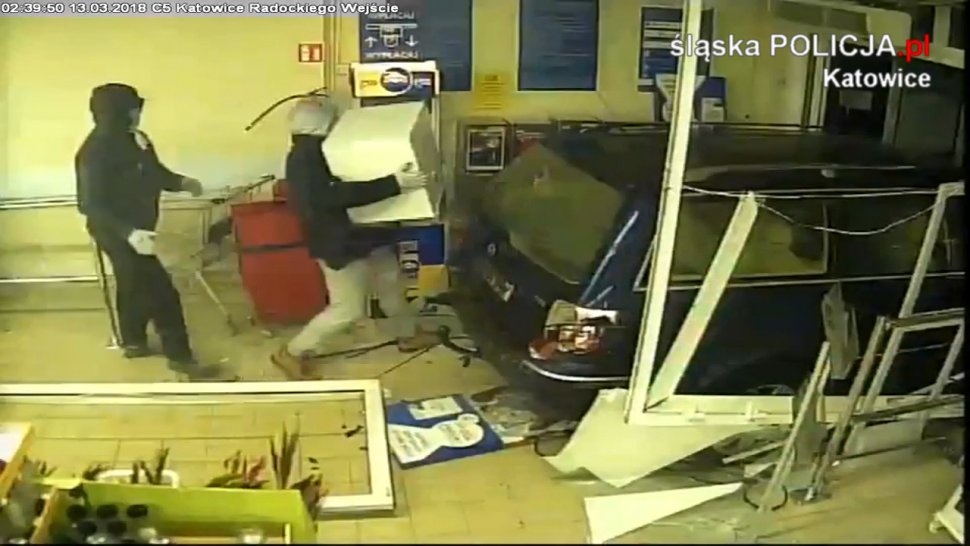 Staranowali samochodem drzwi w Tesco i okradli kantor. Wszystko działo się dzisiaj w nocy [WIDEO]