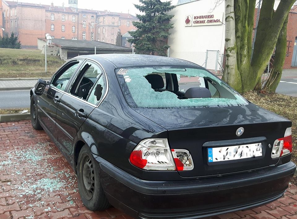 Nieznani sprawcy zdemolowali BMW w Bogucicach