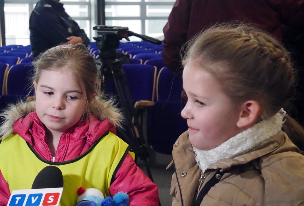 Dzieci z katowickiego przedszkola zagrały z Andrzejem Grabowskim. Policja przygotowała nowy spot o zapinaniu pasów