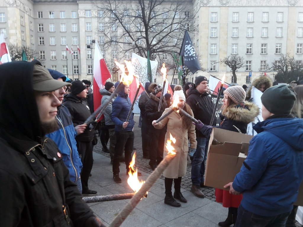 Pochodnie kontra róże. Obraźliwe okrzyki na marszu narodowców w Katowicach