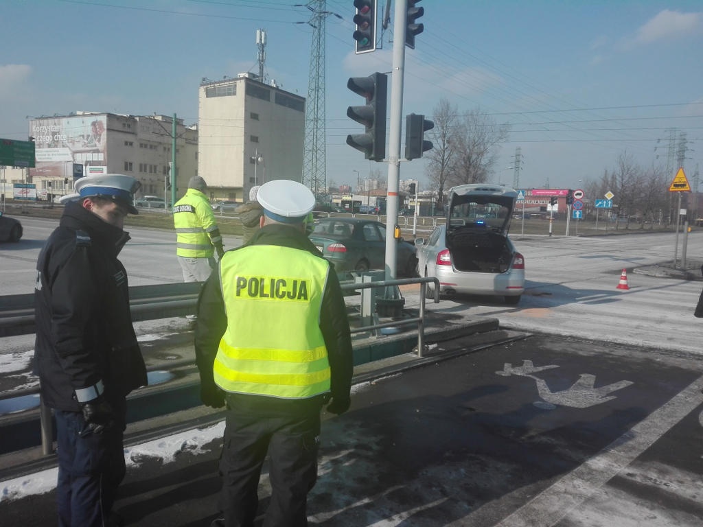 Kolizja w centrum Katowic. Policjant przejechał na czerwonym świetle