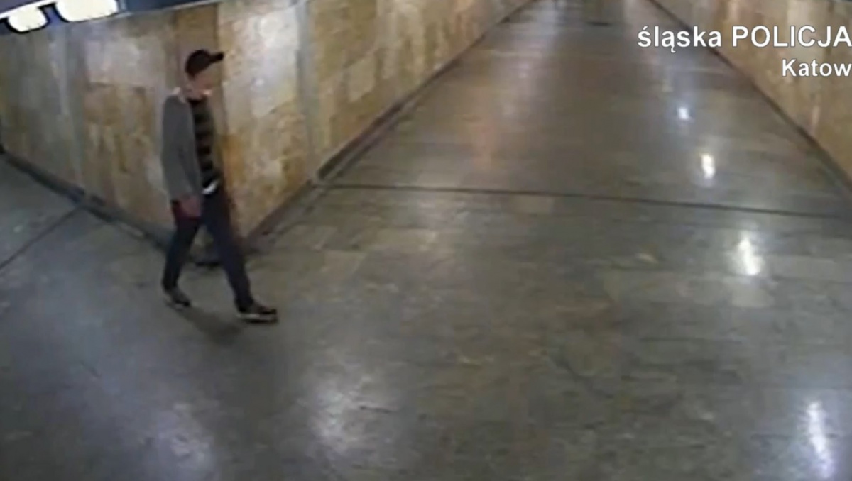 Okradł i uderzył kobietę na dworcu. Policja pokazuje twarz sprawcy