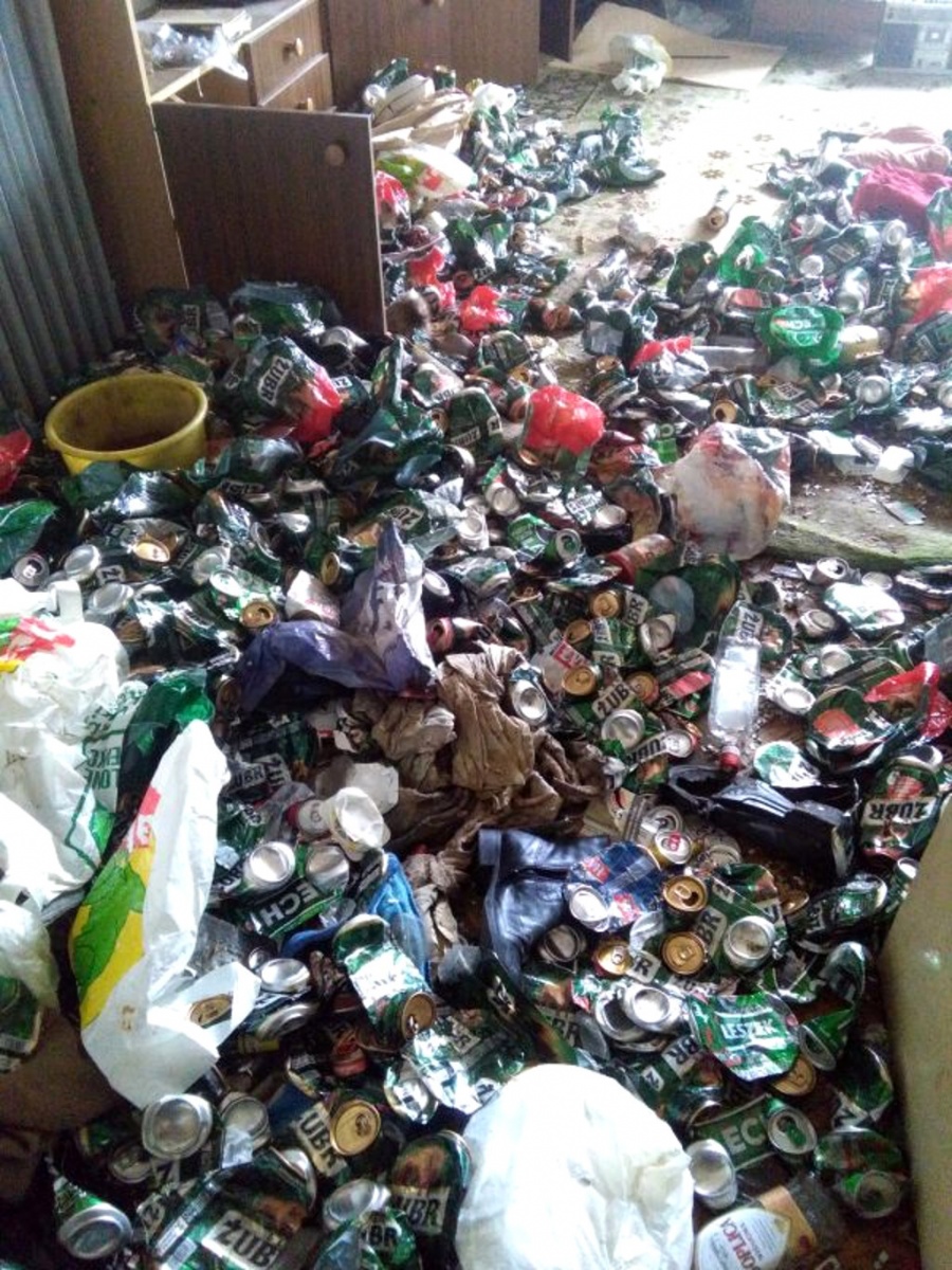 Morze puszek po piwie w mieszkaniu komunalnym. Lokatorka była alkoholiczką