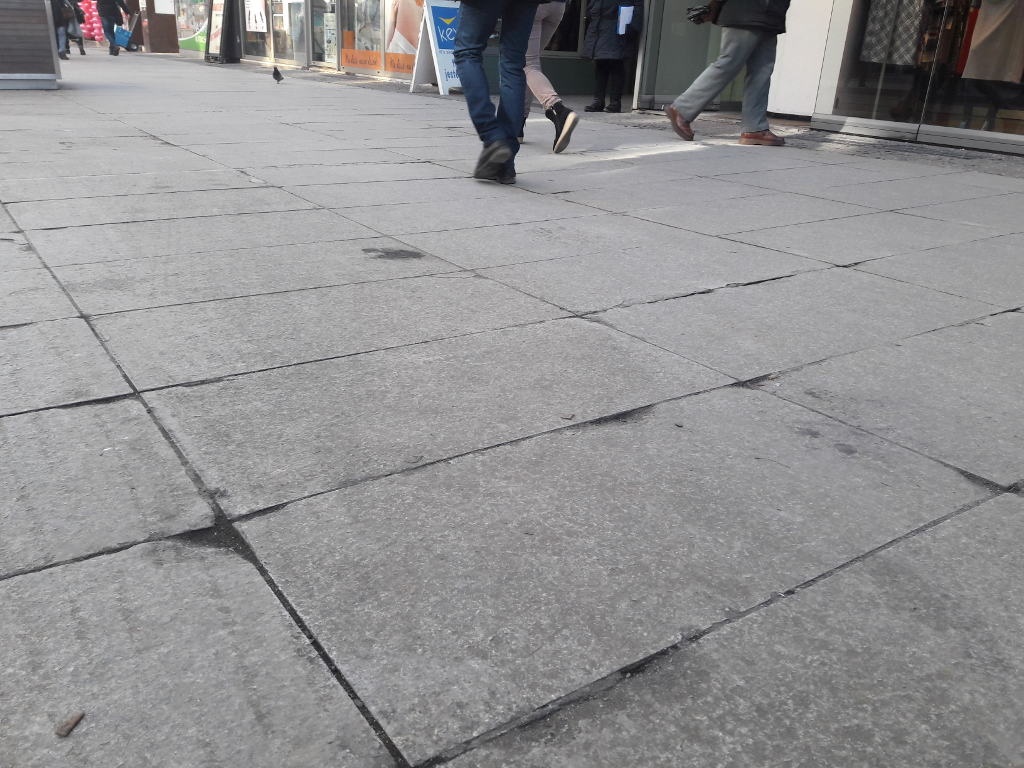 Zniszczone granitowe płyty na ul. 3 Maja nie zostaną wymienione