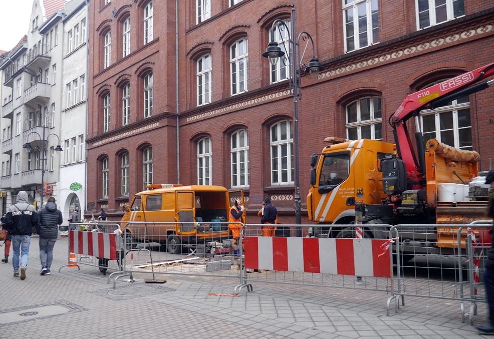 Trwają prace na ul. Stawowej. Miasto przetestuje nawierzchnię