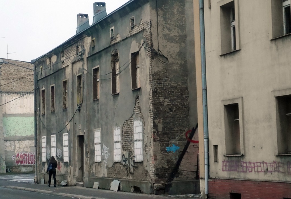 Bezdomni zajmują pustostany w centrum Katowic
