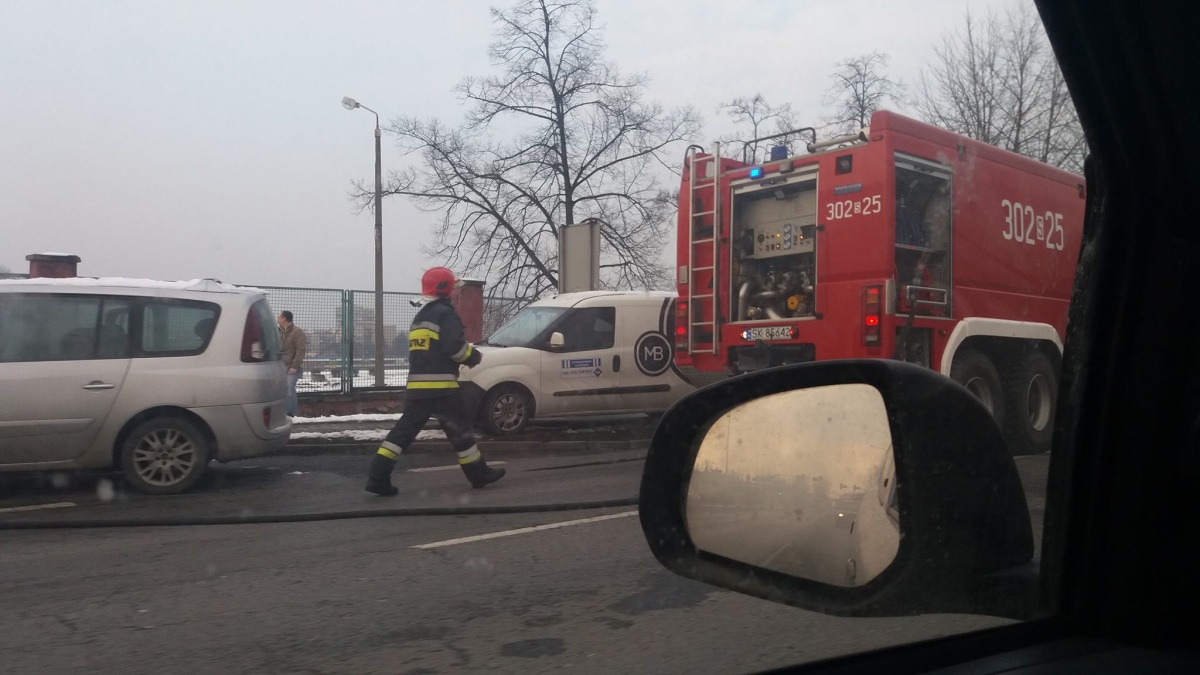 Pożar samochodu obok Famuru. Zaczynają się tworzyć korki