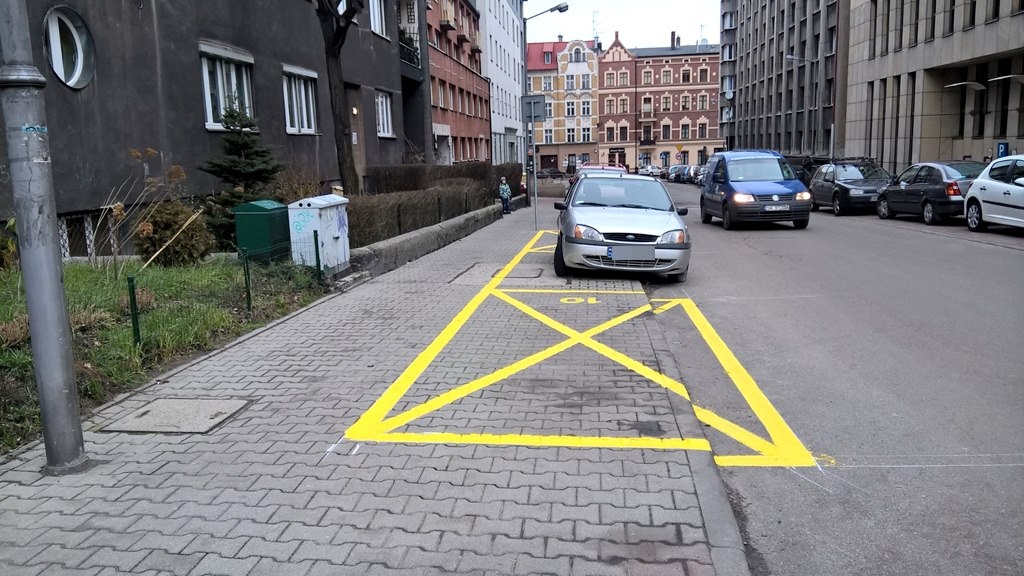 Mieszkańcy jednej z ulic nie mają gdzie parkować, bo miasto rezerwuje kolejne 