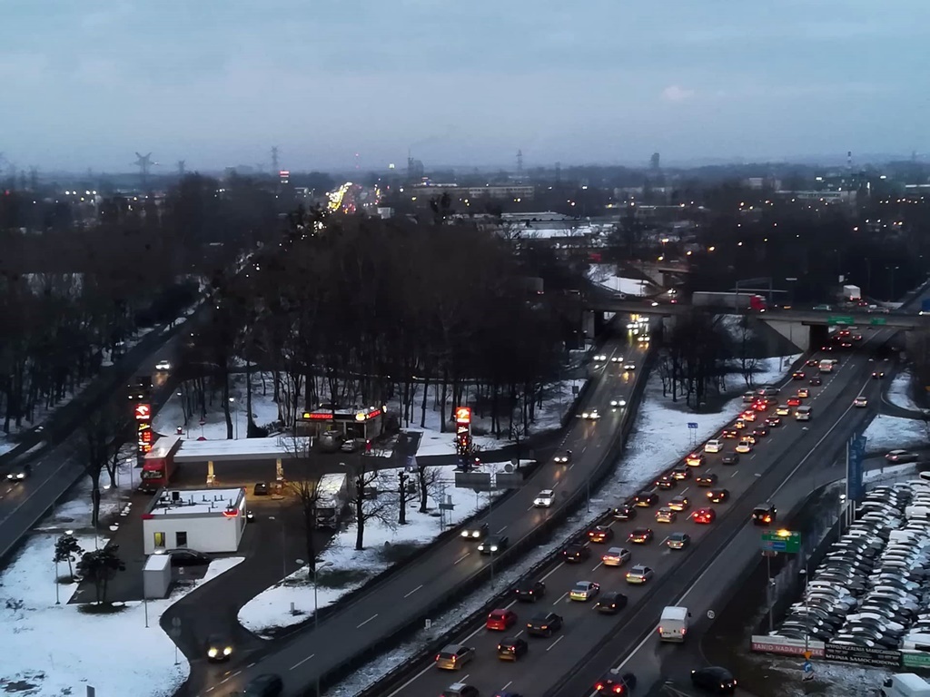 Auto na barierkach i kolizja. Długie korki w kierunku Sosnowca