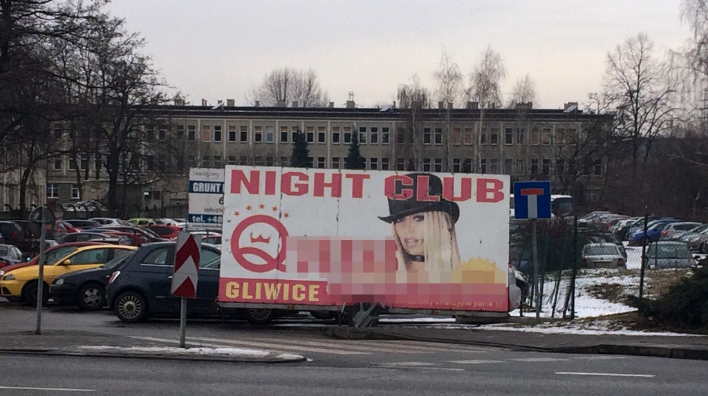 Lawety reklamowe nielegalnie zajmują miejsca parkingowe
