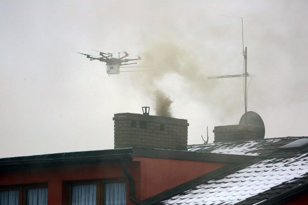 Dron do walki ze smogiem w Katowicach. Strażnicy miejscy wystawili już pierwszy mandat