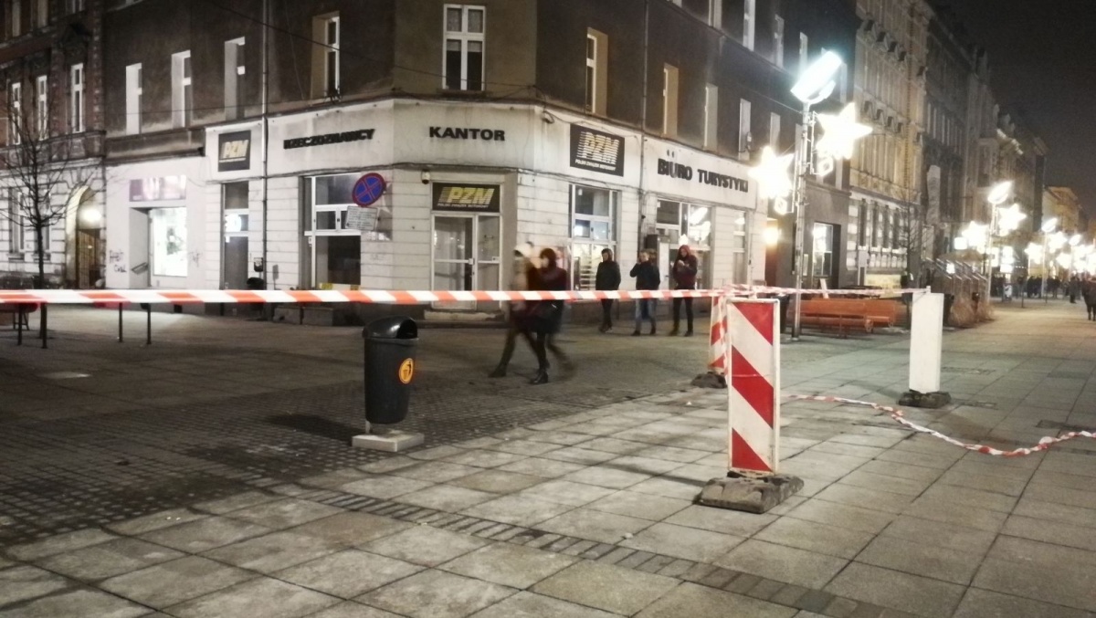Ktoś postawił słupki na ulicy Mariackiej, bo chodnik jest niebezpieczny
